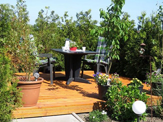 Gartenterrasse hinterm Ferienhaus